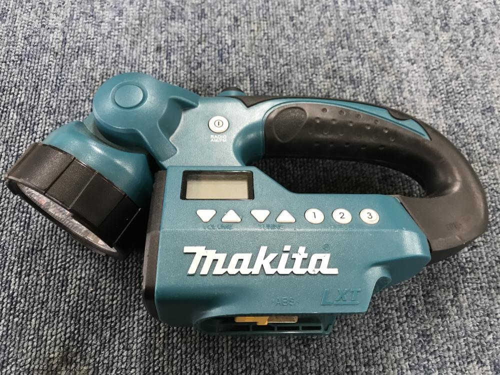 マキタ 14.4-18V充電式ライト付きラジオ MR050の中古 ジャンク