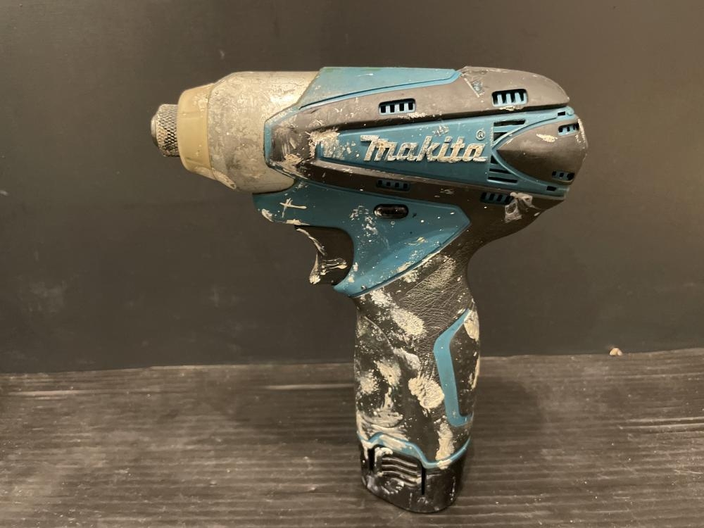 マキタ 充電式インパクトドライバ TD090D ※バッテリ3個付・軸ブレあり  