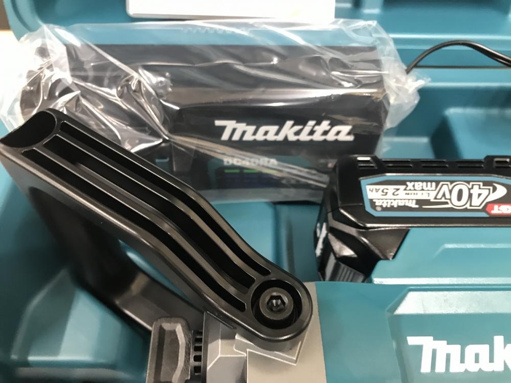 makita マキタ 充電式ポータブルバンドソー バッテリ×2 充電器 PB001GRDXの中古 未使用品 《大阪・堺》中古工具販売の専門店│  ツールオフ堺店 ｜中古工具販売のツールオフ