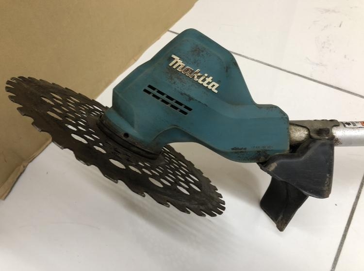 マキタ makita 充電式草刈機 MUR185UD※カバー破損の中古 中古C傷汚れあり 《埼玉・鴻巣》中古工具販売の専門店│ ツールオフ鴻巣店  ｜中古工具販売のツールオフ