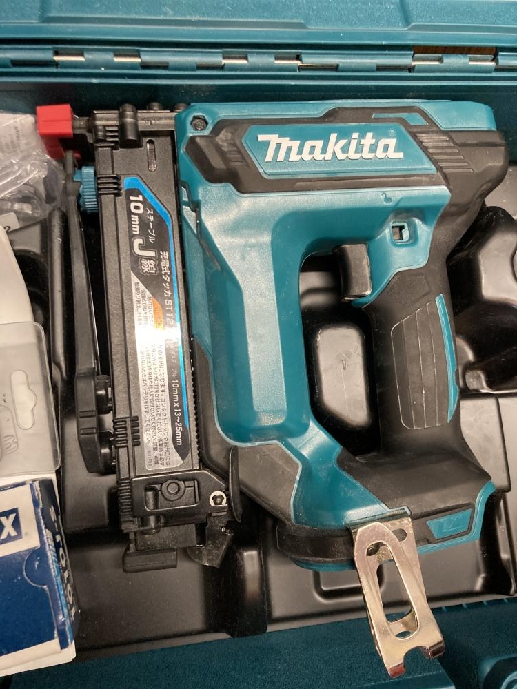 マキタ makita 充電式タッカ ST121Dの中古 中古C傷汚れあり 《東京