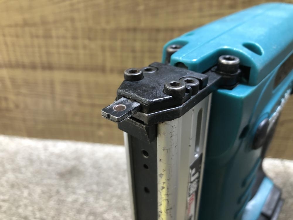 マキタ makita 10mm充電式タッカ ST120Dの中古 中古C傷汚れあり 《千葉