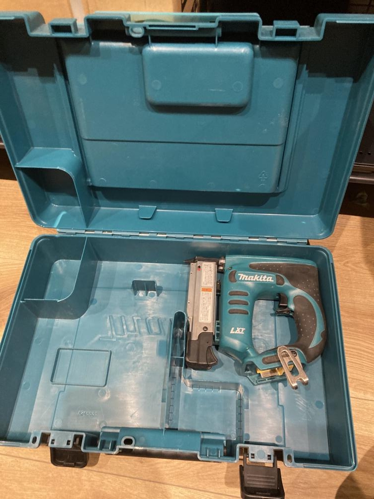 マキタ makita 35mm充電式ピンタッカー 14.4V PT350DZK ※本体+ケースの中古 中古B使用感あり  《東京・江戸川》中古工具販売の専門店│ ツールオフ江戸川店 ｜中古工具販売のツールオフ