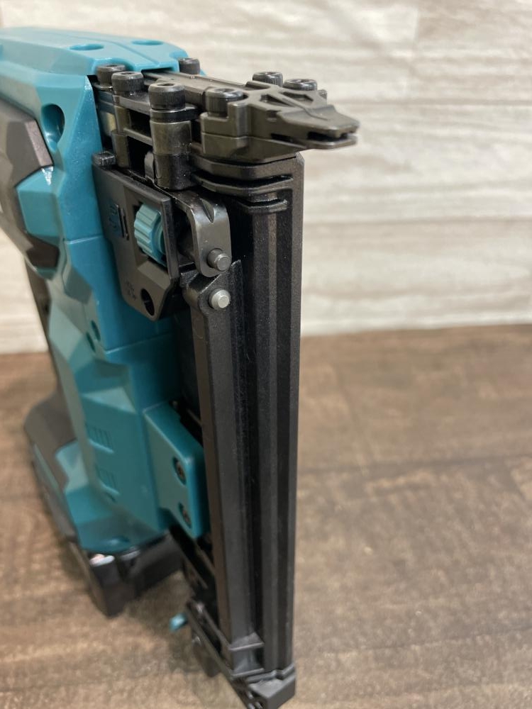 makita マキタ 40㎜充電式仕上げ釘打ち機 FN001GRDXの中古 中古A makita マキタ 40㎜充電式仕上げ釘打ち機 FN001GRDXの中古 中古A