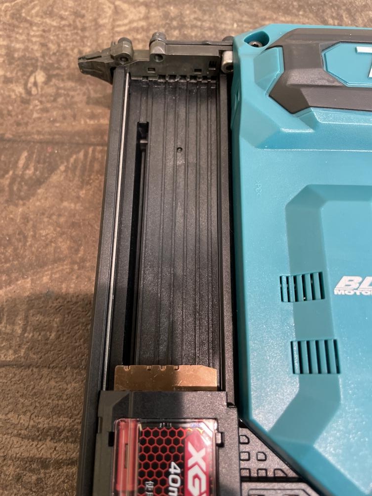 makita マキタ 40㎜充電式仕上げ釘打ち機 FN001GRDXの中古 中古A makita マキタ 40㎜充電式仕上げ釘打ち機 FN001GRDXの中古 中古A