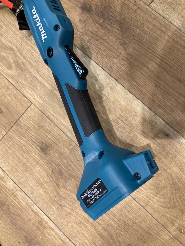 マキタ　Makita 充電式草刈機 MUR194D 　★展示未使用品 マキタ 充電式草刈機 MUR194Dの中古 中古C傷汚れあり 《千葉》中古工具