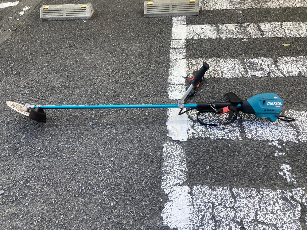 マキタ 40V充電式草刈機 MUR005Gの中古 中古B使用感あり 《東京
