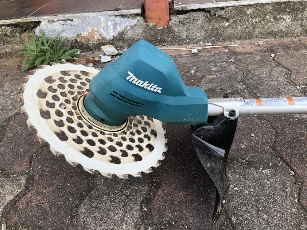 マキタ makita 充電式草刈機 MUR185UDの中古 中古C傷汚れあり 《千葉 