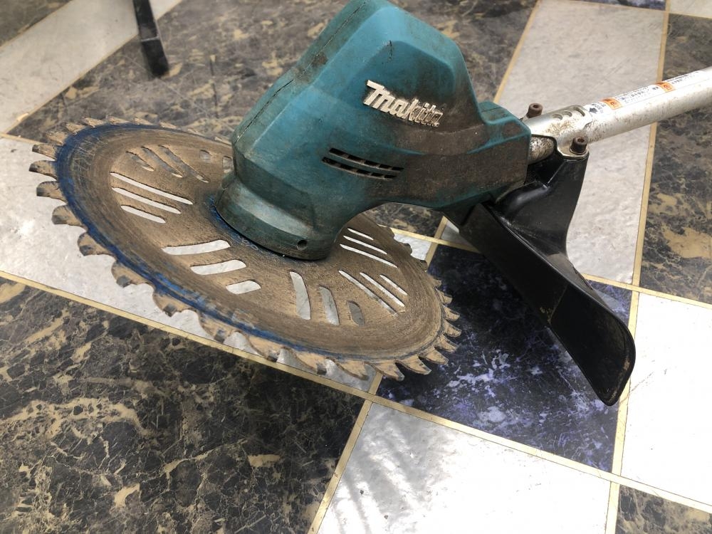 マキタ makita 充電式草刈機 MUR185UDの中古 中古C傷汚れあり 《千葉