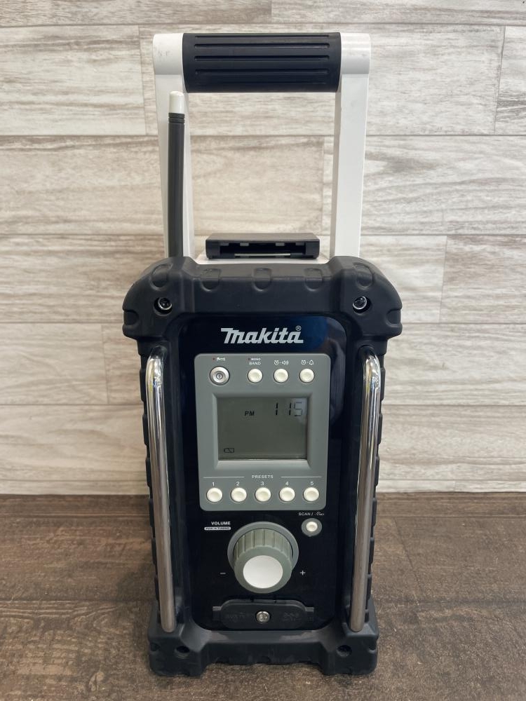 マキタ makita 充電式ラジオ MR100の中古 中古C傷汚れあり 《埼玉 マキタ makita 充電式ラジオ MR100の中古 中古C傷汚れあり 《埼玉