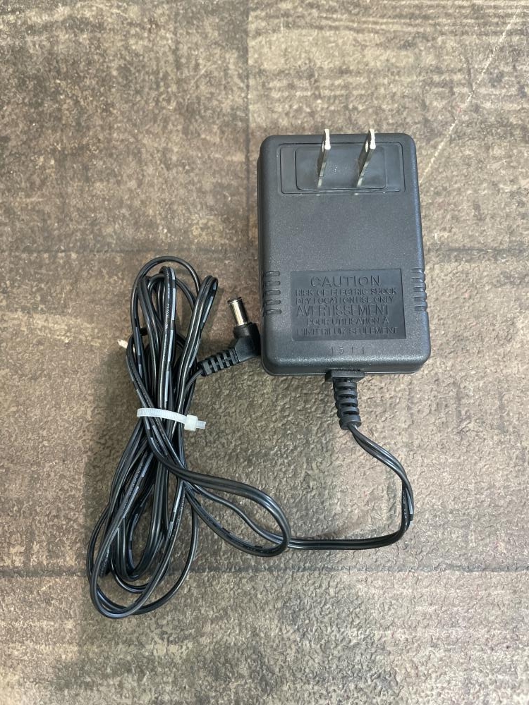 マキタ makita 充電式ラジオ MR100の中古 中古C傷汚れあり 《埼玉 マキタ makita 充電式ラジオ MR100の中古 中古C傷汚れあり 《埼玉