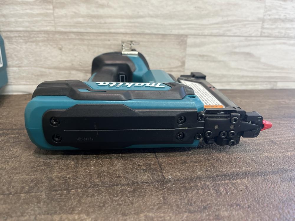 マキタ makita 充電式ピンタッカ PT353DZの中古 中古A(美品) 《埼玉・入間》中古工具販売の専門店│ ツールオフ所沢入間店  ｜中古工具販売のツールオフ