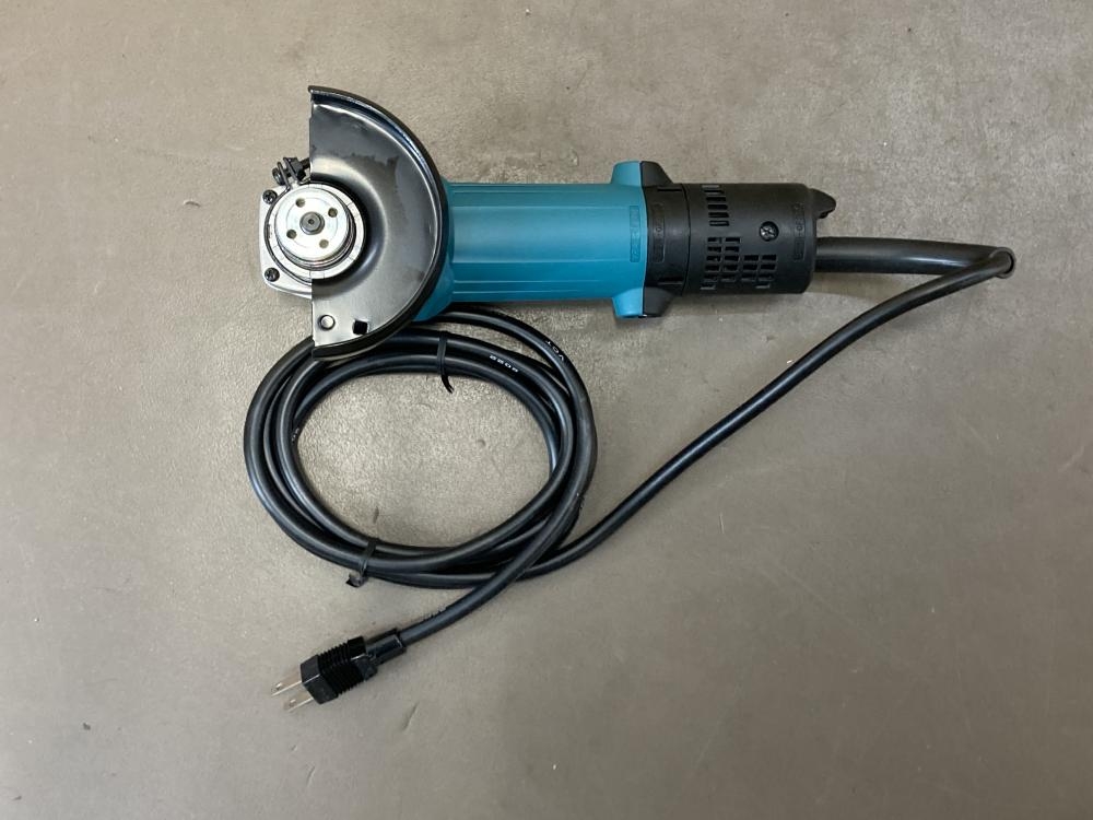 マキタ 100mmディスクグラインダ 9533BLAの中古 未使用品 《神奈川