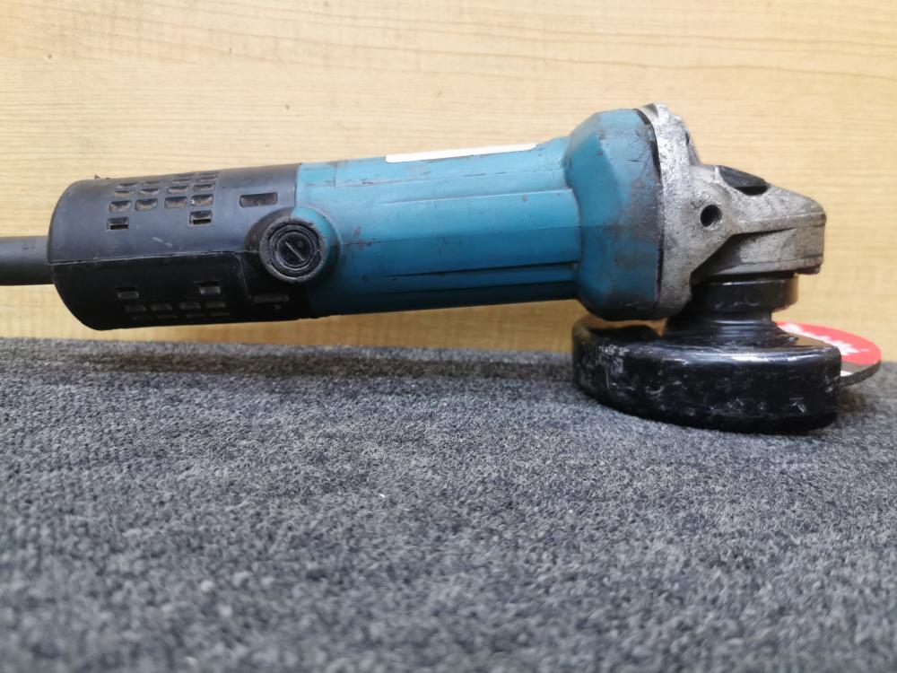 マキタ makita 100mm ディスクグラインダ 9533Bの中古 中古C傷汚れあり