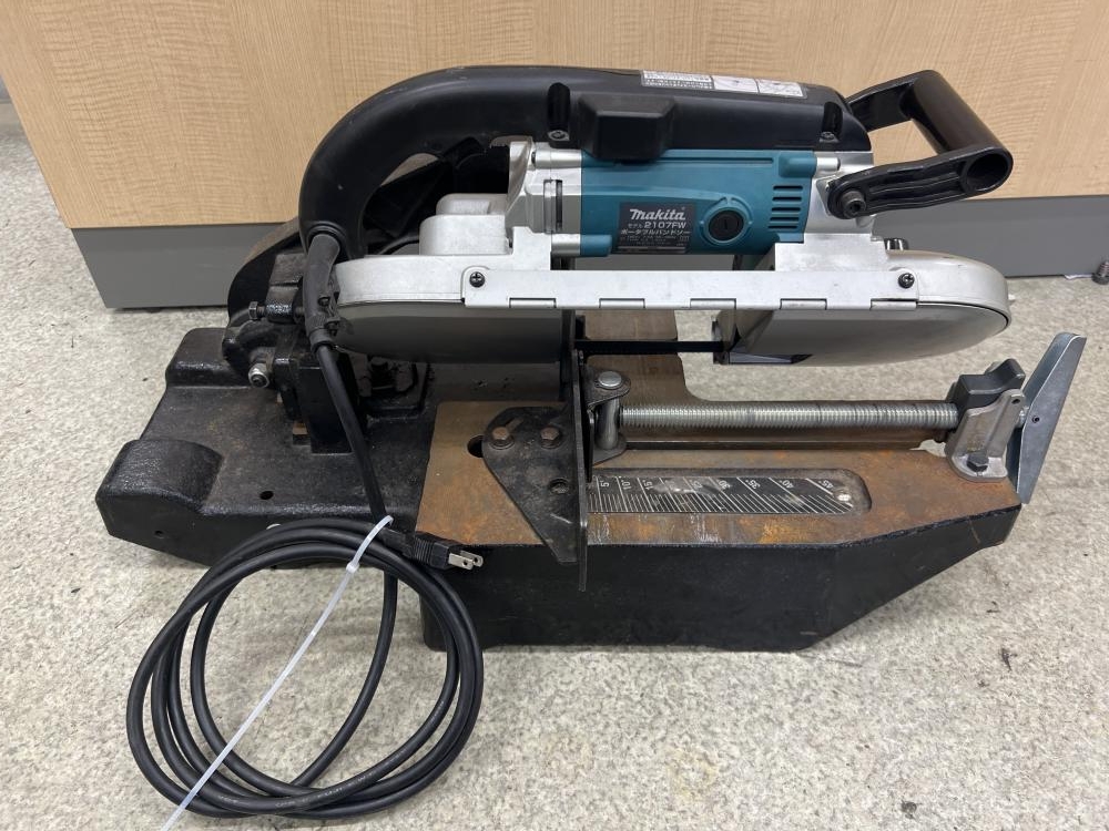 マキタ makita ポータブルバンドソー 2107FWの中古 中古B使用感あり 《大阪・枚方》中古工具販売の専門店│ ツールオフ枚方店  ｜中古工具販売のツールオフ