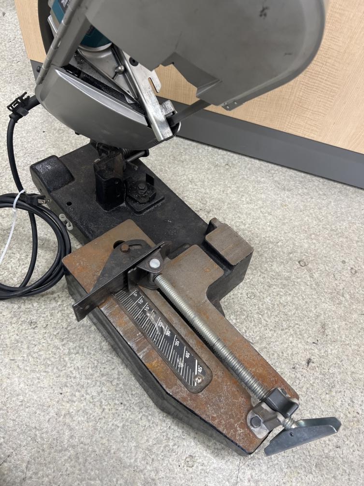 マキタ makita ポータブルバンドソー 2107FWの中古 中古B使用感あり マキタ makita ポータブルバンドソー 2107FWの中古 中古B使用感あり
