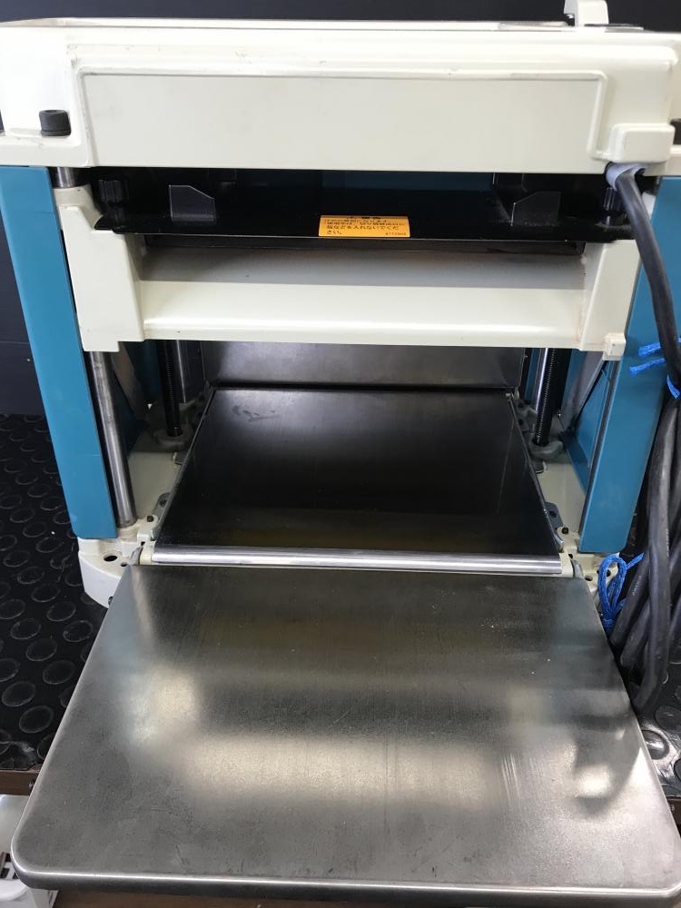 マキタ makita 替刃式自動カンナ 2012NBの中古 中古B使用感あり マキタ makita 替刃式自動カンナ 2012NBの中古 中古B使用感あり