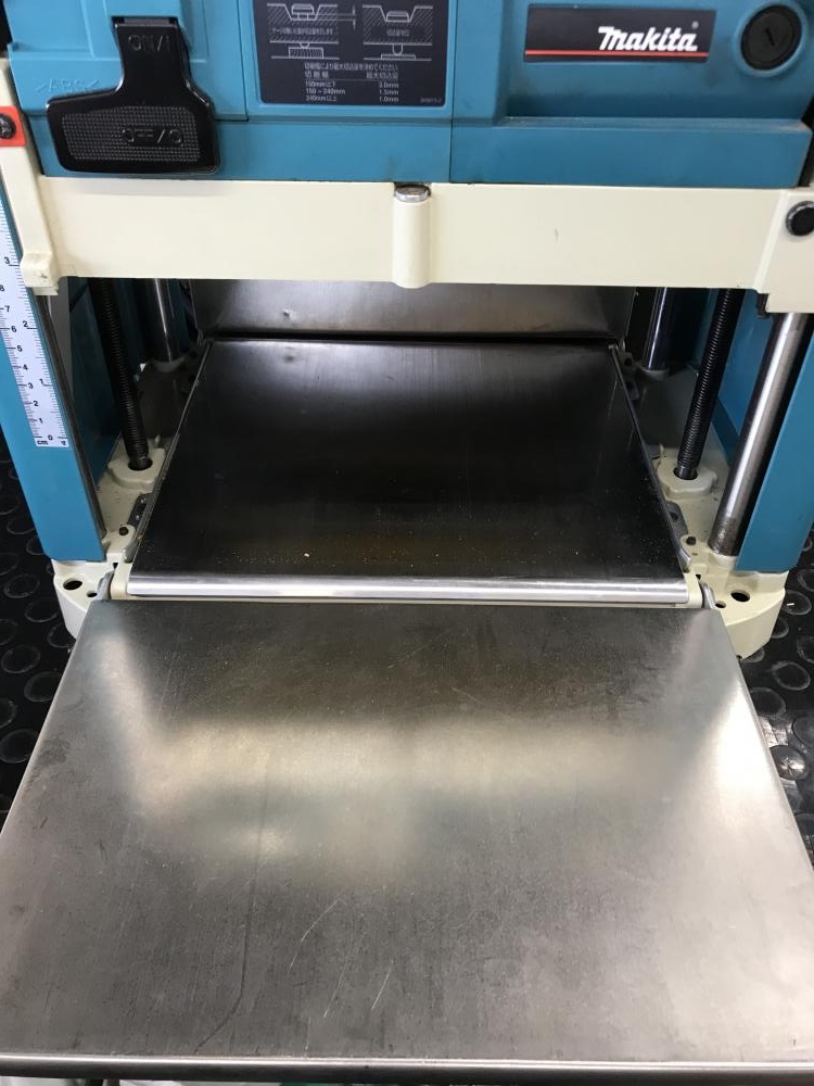 マキタ makita 替刃式自動カンナ 2012NBの中古 中古B使用感あり マキタ makita 替刃式自動カンナ 2012NBの中古 中古B使用感あり