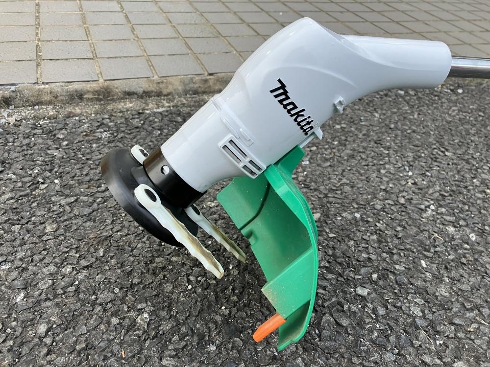 マキタ 草刈機 100V MUR2600N 中古完動品 金属刃、樹脂刃 新品予備付き