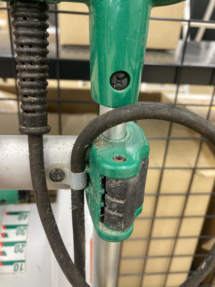 makita マキタ 230㎜芝刈り機 MLM2300の中古 中古C傷汚れあり 《宮城