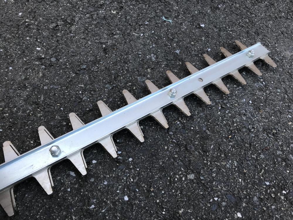 通電OK makita/マキタ 電動 生垣バリカン MUH353G/R 刈込み幅350mm ヘッジトリマ上下刃駆動式 剪定庭木 刈払機 つなぎコード10ｍ付き Z1064 マキタ makita 350mm生垣バリカン MUH353G⁄Rの中古 中古B使用感あり