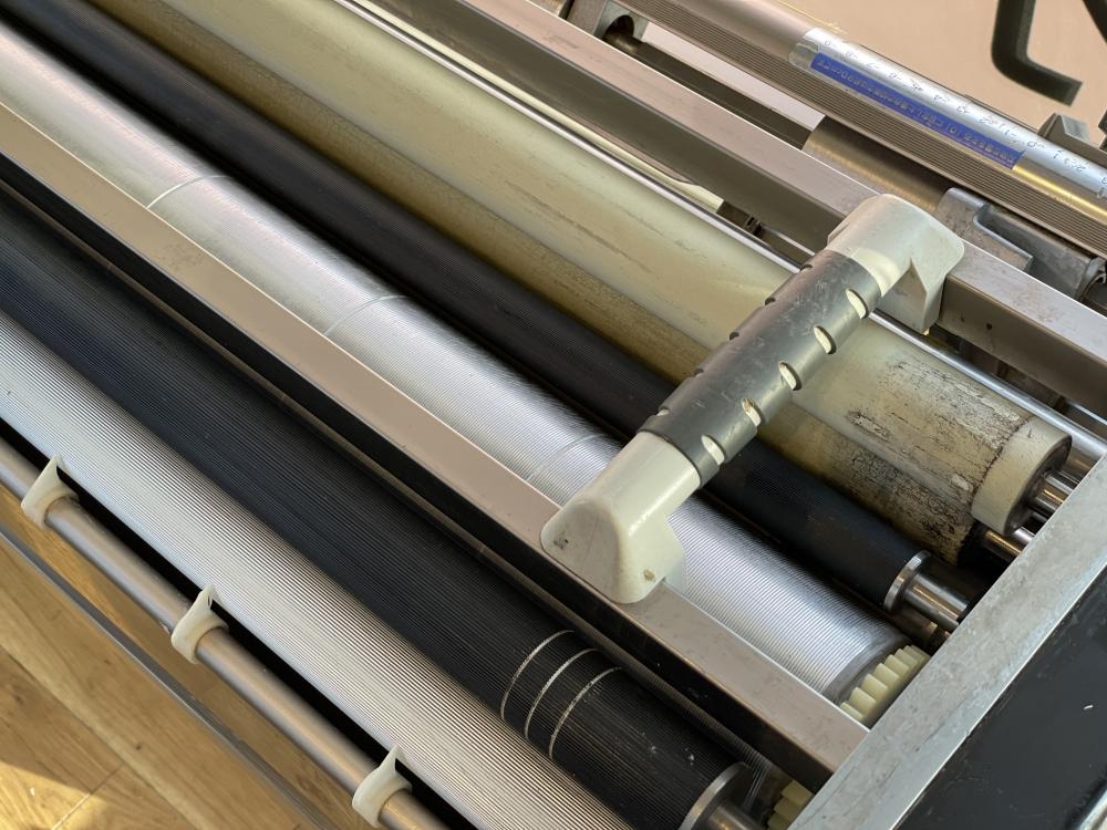 極東　自動糊付け機　宮城　仙台 送料無料 糊付機 極東産機 軽量自動壁紙糊付機 11-1365　Ｈｉβ-ＵＮＩ | ビバ建材 壁紙クッションフロア店