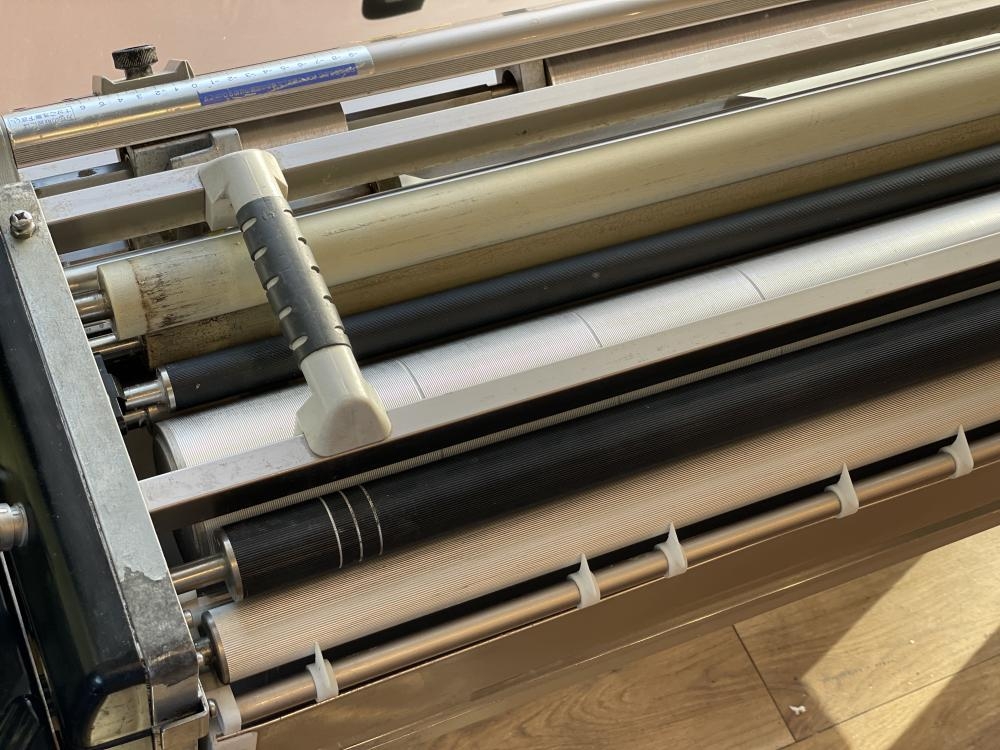 極東　自動糊付け機　宮城　仙台 送料無料 糊付機 極東産機 軽量自動壁紙糊付機 11-1365　Ｈｉβ-ＵＮＩ | ビバ建材 壁紙クッションフロア店