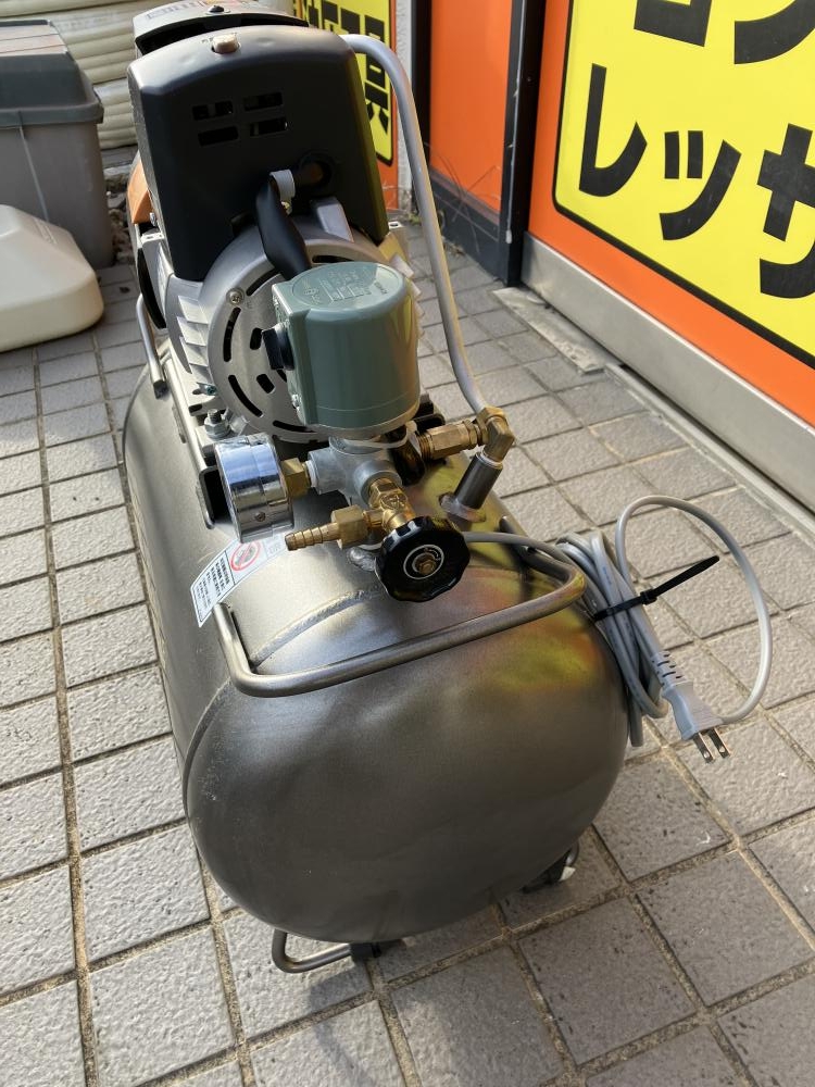 日立 HITACHI スーパーオイルフリーベビコン 小型空気圧縮機 0.4LE-8SBの中古 中古B使用感あり 《横浜・青葉》中古工具販売の専門店│  ツールオフ横浜店 ｜中古工具販売のツールオフ