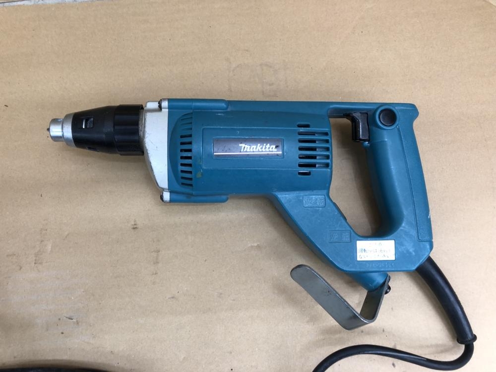 マキタ makita ボード用スクリュードライバー 6810の中古 中古B使用感あり 《千葉・柏》中古工具販売の専門店│ ツールオフ柏店  ｜中古工具販売のツールオフ