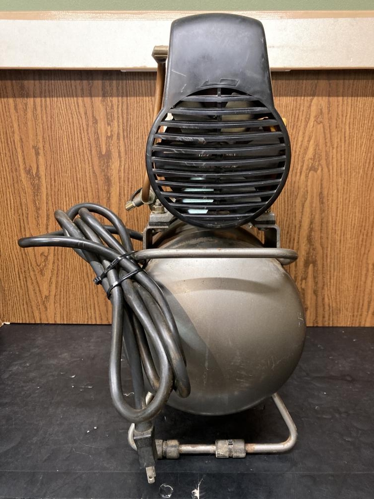 日立工機 常圧エアコンプレッサ 0.2LP-7S 通電/本体エア装填のみ確認の 日立工機 常圧エアコンプレッサ 0.2LP-7S 通電/本体エア装填のみ確認の