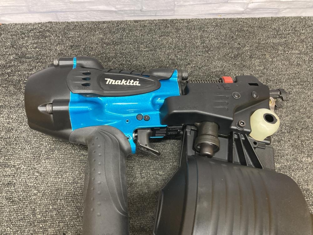 マキタ makita 90mm高圧エア釘打ち機 コイルネイラ AN931Hの中古 中古A(美品) 《大阪・松原》中古工具販売の専門店│ツールオフ松原店  ｜中古工具販売のツールオフ