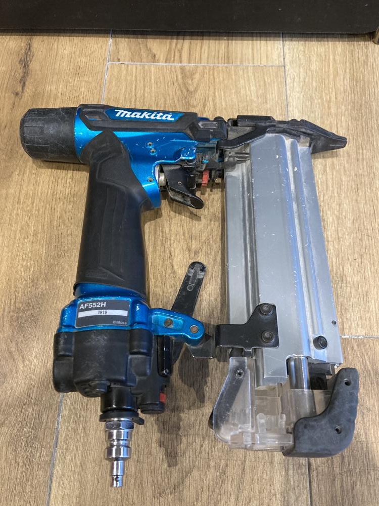 makita マキタ 高圧フィニッシュネイラ AF552Hの中古 中古B使用感あり 《東京・調布》中古工具販売の専門店│ ツールオフ調布店  ｜中古工具販売のツールオフ