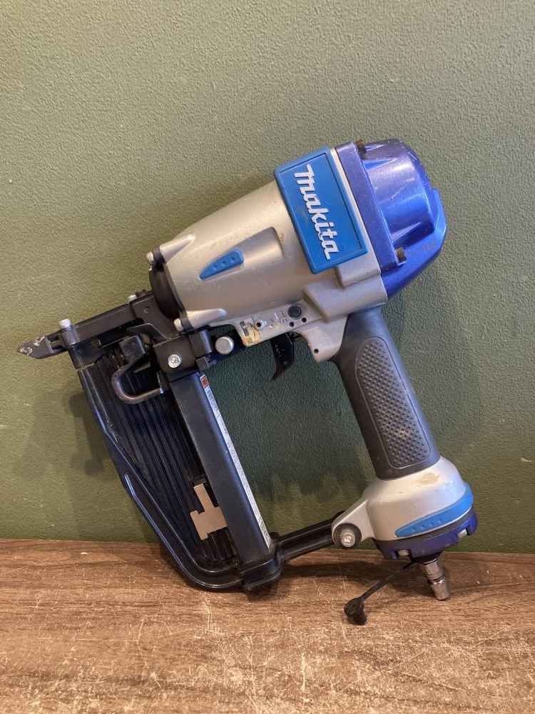 makita マキタ 常圧フローリング用エアタッカ AT1150Bの中古 中古C傷 makita マキタ 常圧フローリング用エアタッカ AT1150Bの中古 中古C傷