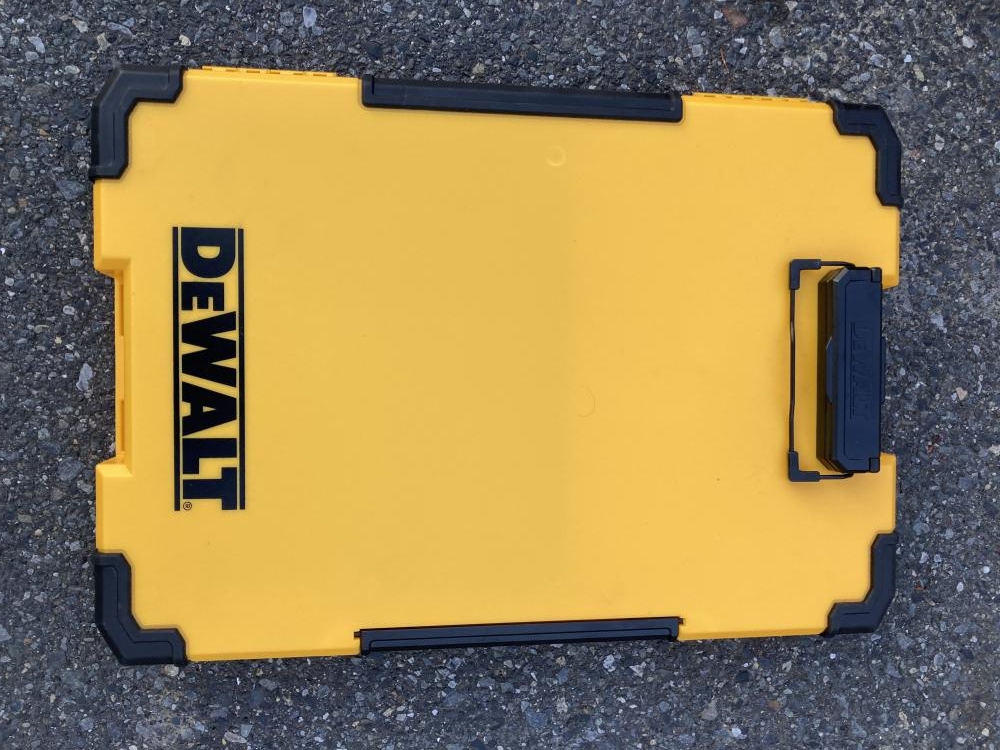 DEWALT デウォルト クリップボード バインダー DWST82732-1の中古 中古C傷汚れあり 《東京・江戸川》中古工具販売の専門店│  ツールオフ江戸川店 ｜中古工具販売のツールオフ