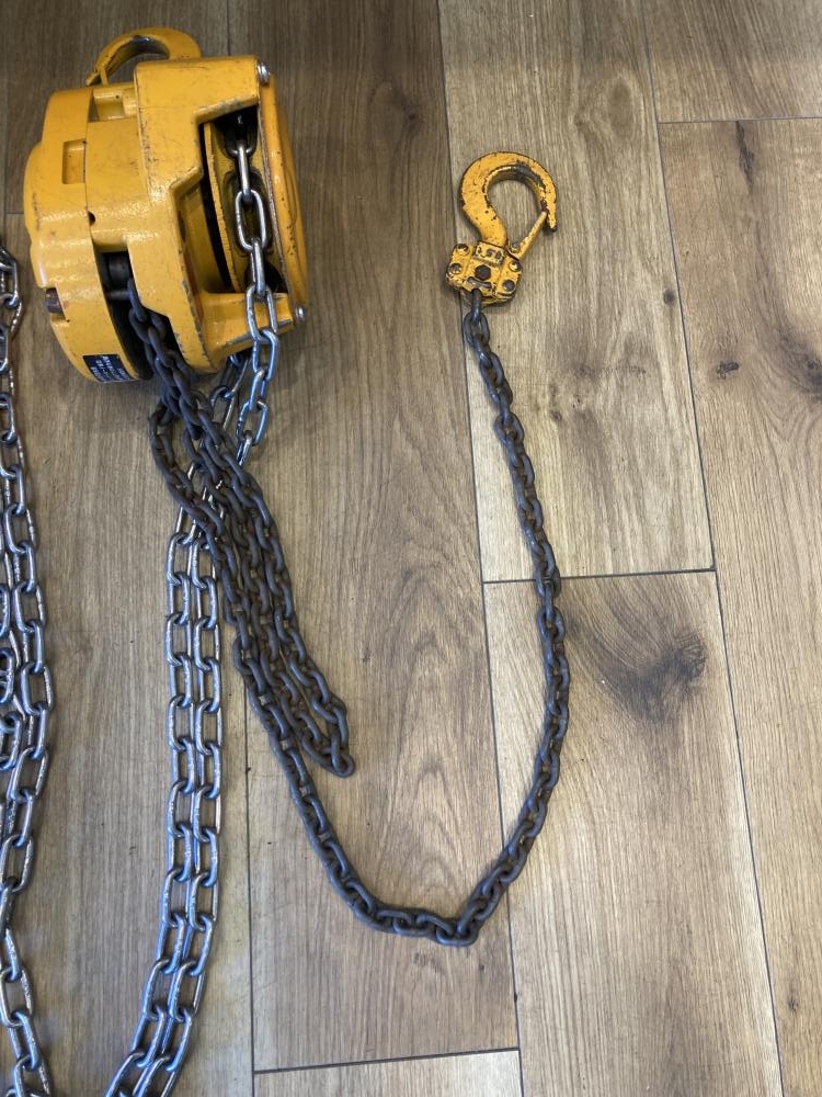 KITO/1/2tチェーンブロック 0.5t/CF4/キトー　KITO KITO 1/2tチェーンブロック 0.5t CF4の中古 中古C傷汚れあり 《千葉